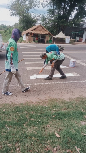 นายกเทศมนตรีตำบลนาเยีย มอบหมายให้ เจ้าหน้าที่กองช่าง เทศบาลตำบลนาเยีย  ดำเนินการทาสีทางม้าลายบริเวณหน้าโรงเรียนนาเยียศึกษา