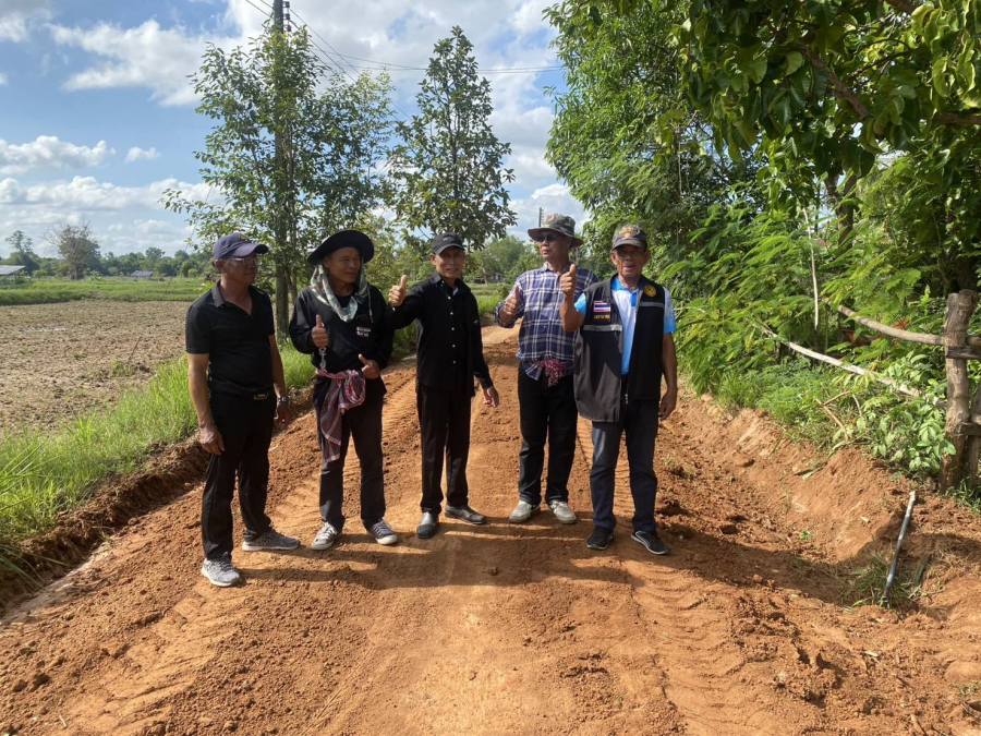 ลงพื้นที่ดำเนินการปรับปรุงถนนลูกรังในเขตพื้นที่เทศบาลตำบลนาเยีย