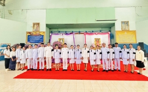 ร่วมพิธีวางพวงมาลาถวายราชสักการะพระบาทสมเด็จพระมงกุฎเกล้าเจ้าอยู่หัว และ พิธีวางพุ่มดอกไม้ถวายสักการะสมเด็จพระเจ้าภคินีเธอ เจ้าฟ้าเพชรรัตนราชสุดา สิริโสภาพัณณวดี