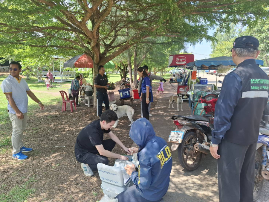 ลงพื้นที่ดำเนินการฉีดวัคซีนป้องกันโรคพิษสุนัขบ้าให้แก่สุนัขและแมวจรจัด ภายในเขตโรงพยาบาลนาเยีย