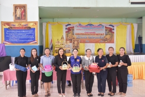 ร่วมมอบสิ่งของที่ระลึกให้แก่ผู้ที่มาบริจาคโลหิต