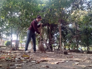 ปฏิบัติงานดูแลรักษาความสะอาดและภูมิทัศน์