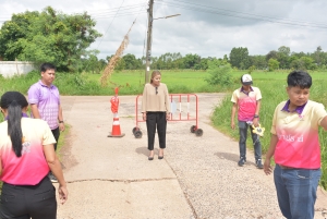 นายกเทศมนตรีตำบลนาเยีย ลงพื้นที่ตรวจสอบปัญหาถนนยุบ (บริเวณเยื้องร้านก๋วยเตี๋ยวไก่น้องเมย์)