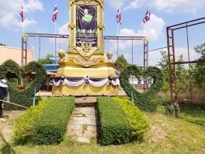 นางสาวชัญญานุช สายทอง นายกเทศมนตรีตำบลนาเยีย มอบหมายเจ้าหน้าที่งานสวนสาธารณะกองสาธารณสุขและสิ่งแวดล้อมลงพื้นที่ปฏิบัติงานดูแลบำรุงรักษาและปรับปรุงภูมิทัศน์พื้นที่สาธารณะเพื่อความสะอาดเป็นระเบียบเรียบร้อย